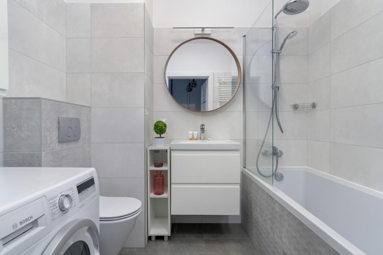 Stylish & Comfy Garbary Apartments With Parking By Noclegi Renters Poznań Esterno foto