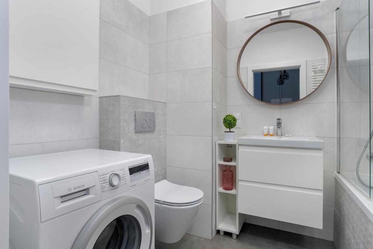 Stylish & Comfy Garbary Apartments With Parking By Noclegi Renters Poznań Esterno foto