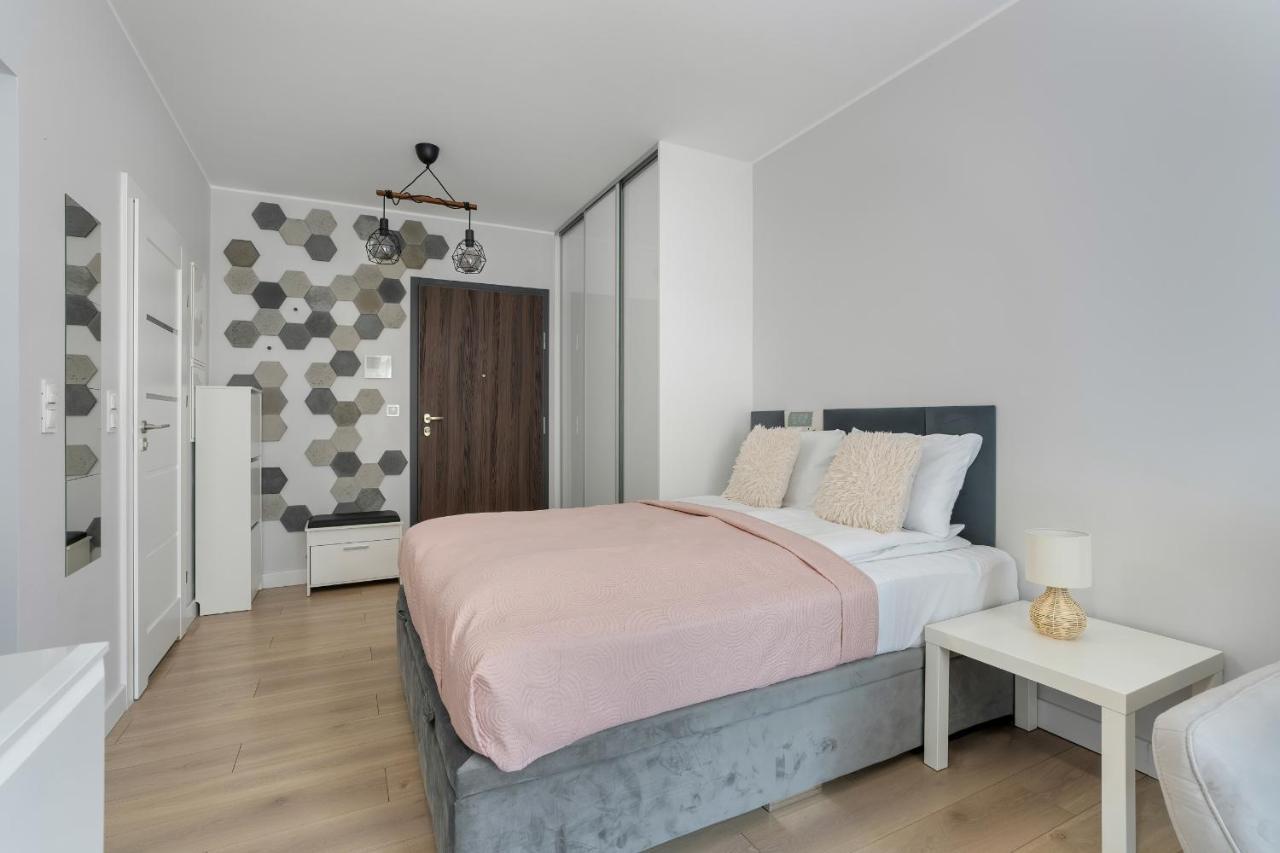 Stylish & Comfy Garbary Apartments With Parking By Noclegi Renters Poznań Esterno foto